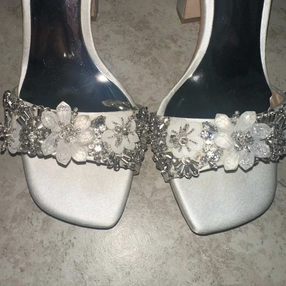 Badgley‎ Mischka Alexa Satin White Silver Embellished Strappy Heels Open Toe 7.5
